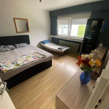Geraeumiges Zimmer Fuer 4 Personen Homestay Stuttgart